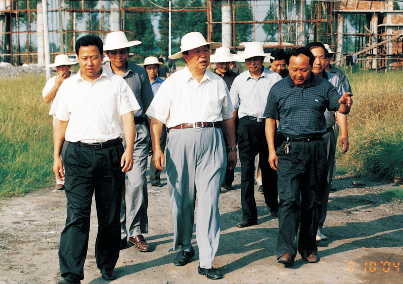 2004年8月10日，省政協主席王生鐵在市委書記劉雪榮的陪同下視察聚丙烯工程建設