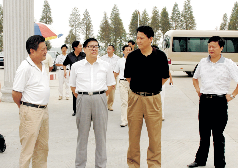  2006年9月1日，湖北省委常委、統戰部部長蘇曉云蒞臨我公司考察，張嗣義書記陪同