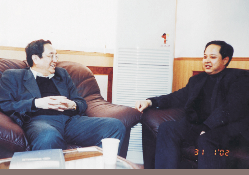 2002年1月31日，中央政治局委員、湖北省委書記俞正聲在省委辦公室親切接見舒心先生 