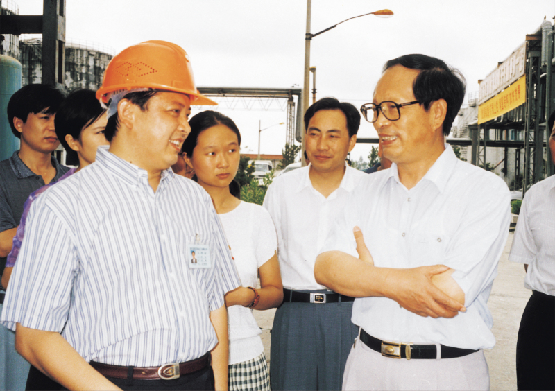 1998年8月1日，湖北省委書記賈志杰在舒心先生的陪同下，對我公司進行了視察